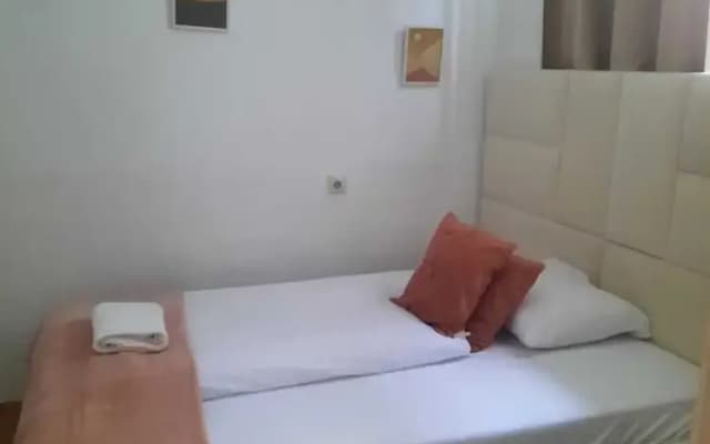 Charming 2BR Apt Prime City Spot - photo 2