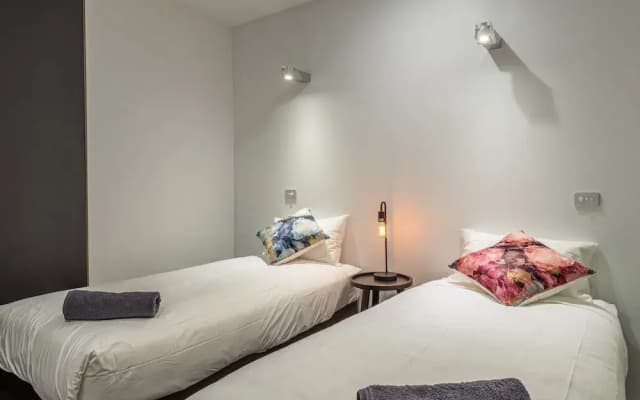 Luxury 3 Bed 2 Bath City Views - photo 4