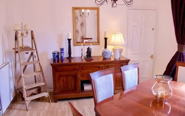 2 Bedroom Central Edinburgh Flat - photo 3