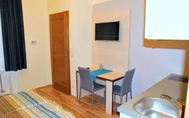 Frank & Fang Apartments - photo 3
