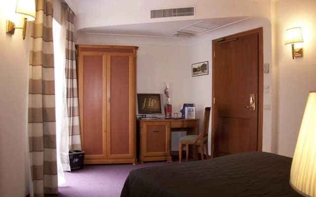 J Maluni City Hotel - photo 2
