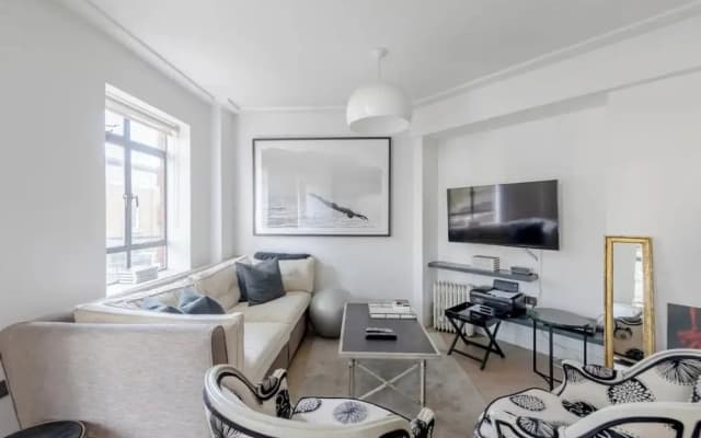 Sleek & Stylish 1BD Flat w/ Balcony - Kings Road - photo 4