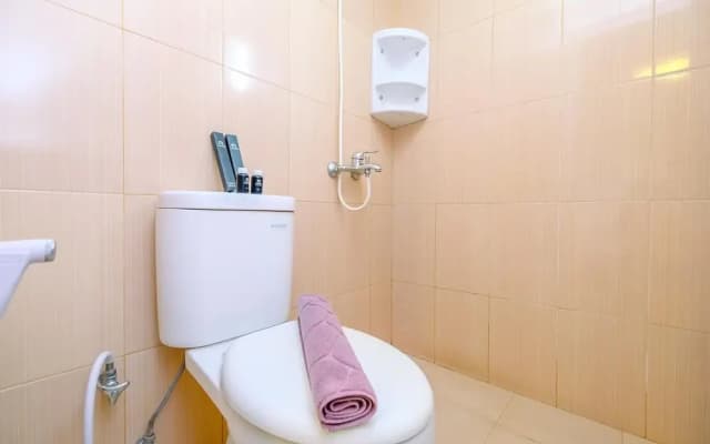 Strategic 2Br Apartment At Bassura City - photo 5