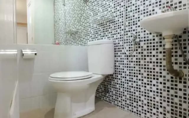 Cozy 2BR Green Pramuka Apartment By Travelio - photo 4