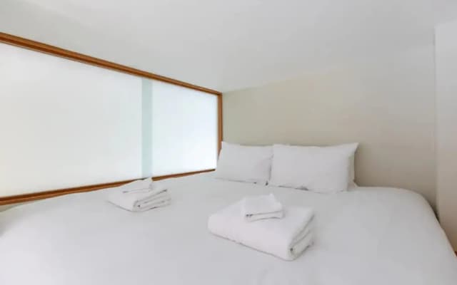 Tastefully Curated Mezzanine Studio Flat Hackney! - photo 3