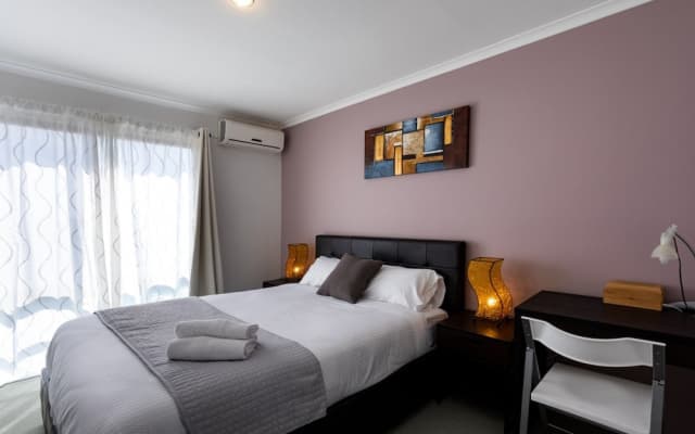 Snug 2-bed Townhouse Near Bustling Shops - photo 2