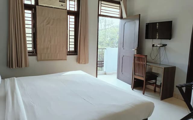 Silver Arrow Guest House - photo 2
