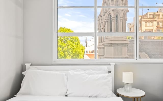Central 3-bed Apartment in Vibrant Melbourne - photo 2