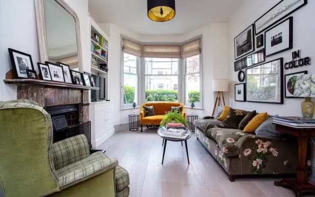 Queen's Park Family Home - photo 3