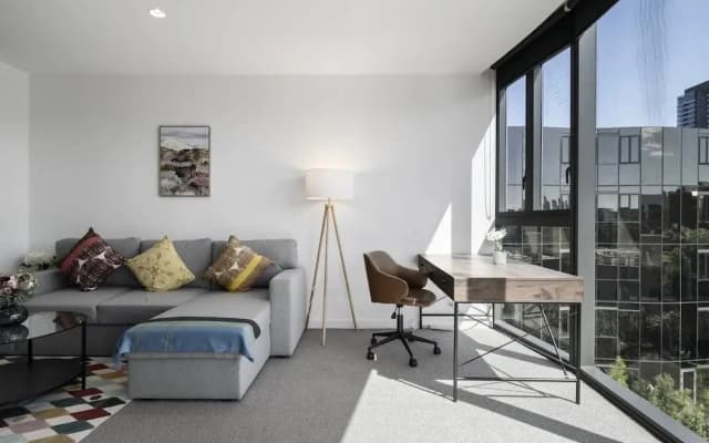 Bright South Yarra Flat With Balcony - photo 3
