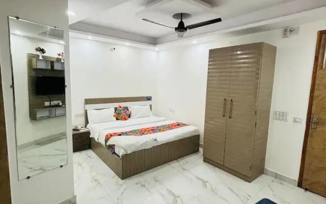 Lotustar Hotel - photo 2