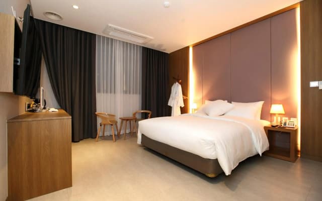 Bricks Hotel - photo 3