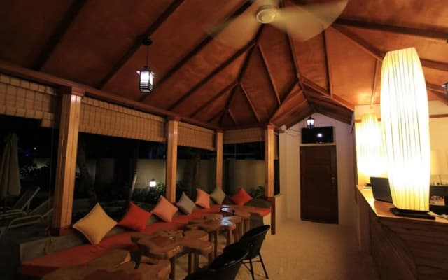 Local Island Inn - photo 4