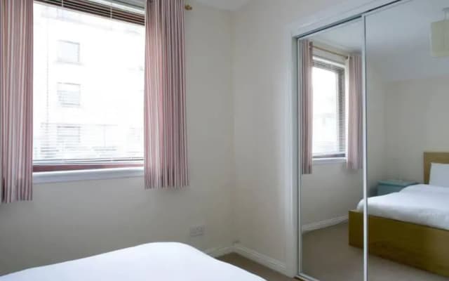 2 Bedroom Canalside Apartment - photo 4
