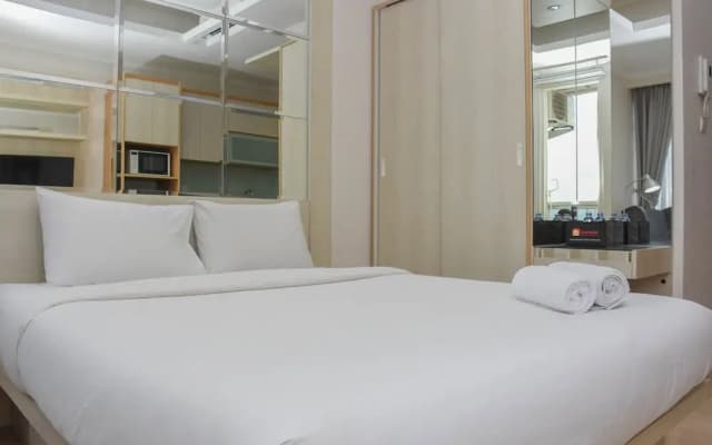Comfortable And Warm Studio Room At Menteng Park Apartment - photo 2