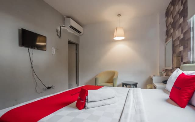 RedDoorz Plus near Mangga Besar Station 2 - photo 3