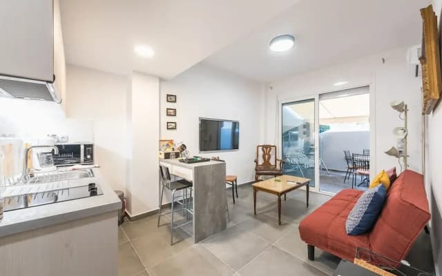 Elegant Koukaki Hideaway with Veranda by Cloudkeys - photo 2