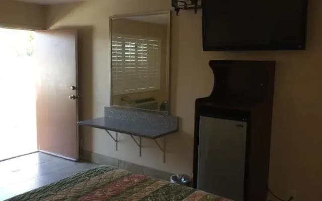 Foxys Motor Inn - photo 2
