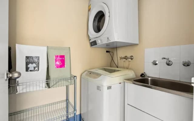 Spacious 2-bed Apartment Near Parramatta CBD - photo 5