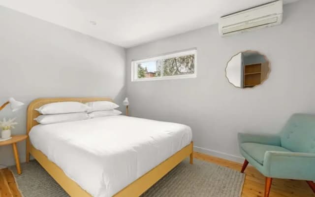 Modern 1-bed Pad Minutes Away From Beach - photo 3