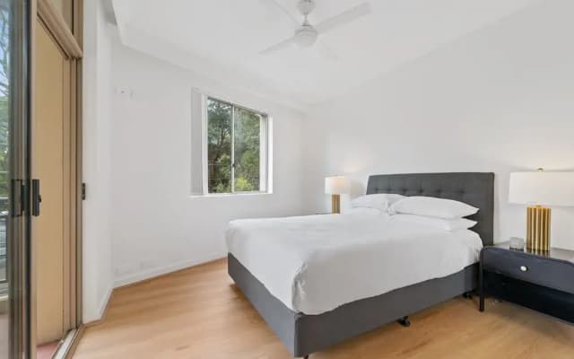 Stylish 2-bed Apartment With Pool in Camperdown - photo 2