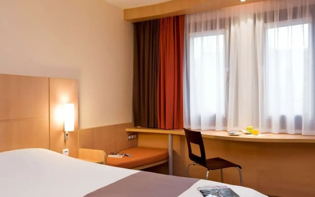 ibis Budapest Heroes Square - photo 2