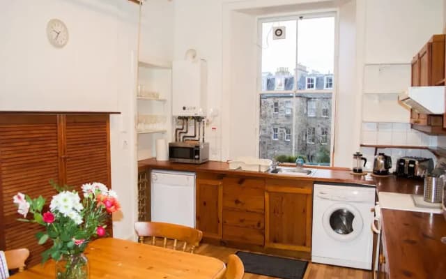 Spacious 3 Bedroom Flat in Marchmont - photo 5