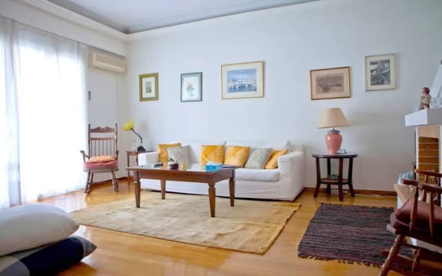 Warm & Homely Ambience in Spacious Apartment - photo 3