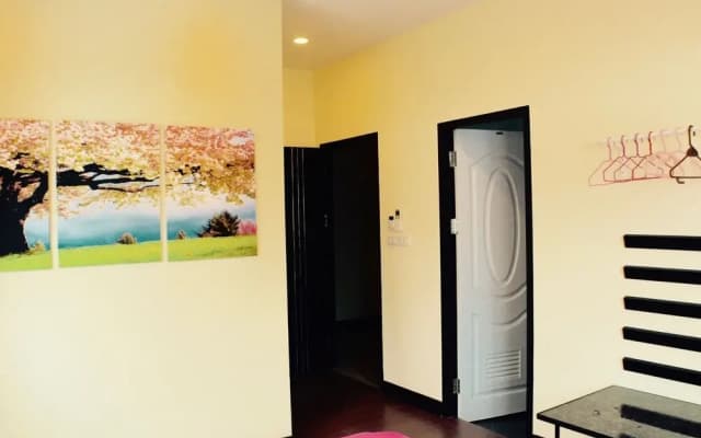 4 Bedroom House at Skytrain - photo 3