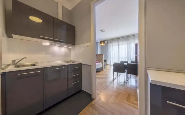Astoria Balcony Apartment - photo 4