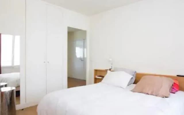 Great Design And Eiffel Tower Flat - photo 2