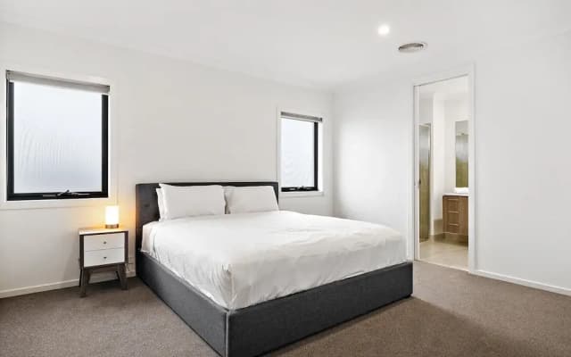 Spacious 5-bed Home in Peaceful Point Cook - photo 2
