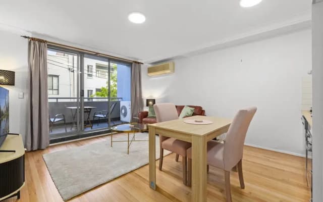 Bright 1-bed Apartment in Central Redfern - photo 5