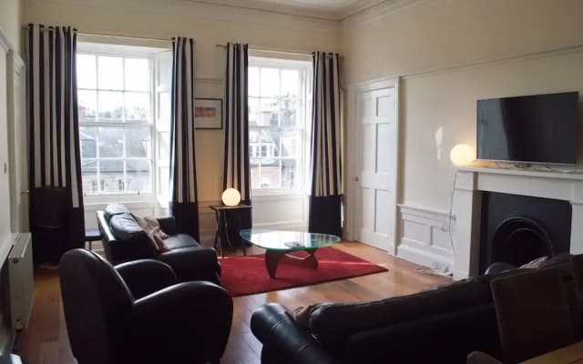 3 Bedroom Central Flat With Castle Views - photo 5