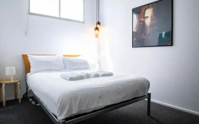 Stylish Warehouse Convert 2 Bedroom Apartment - photo 2