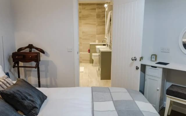 1 Bedroom Mews Flat Accommodates 4 - photo 2