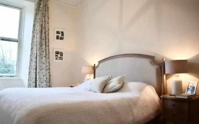 Classic 2 Bedroom Edinburgh Flat - photo 2