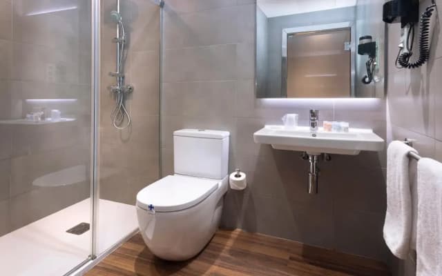 Opera Ramblas Hostal - photo 4