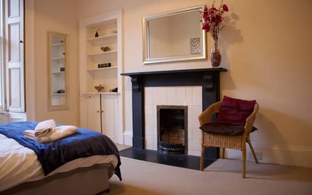 3 Bedroom City Centre Apartment - photo 2