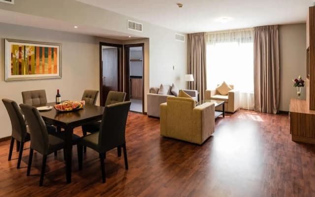 Emirates Plaza Hotel - photo 3