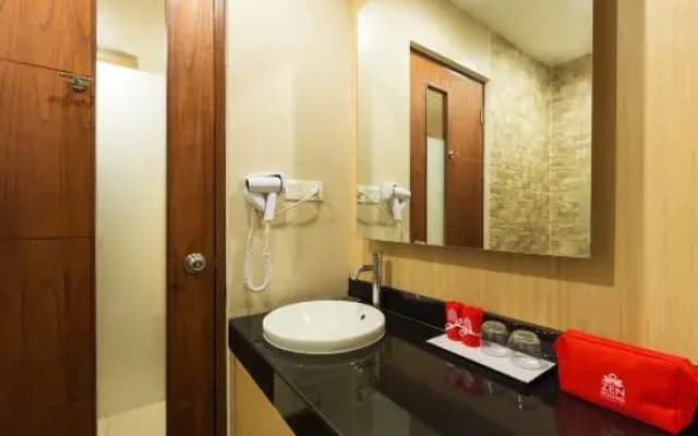 ZenRooms Kuta Tuban Suites - photo 3