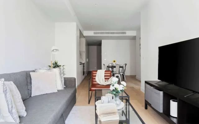 A Cozy 2BR Apt Right on Buzzing Chapel Street - photo 2