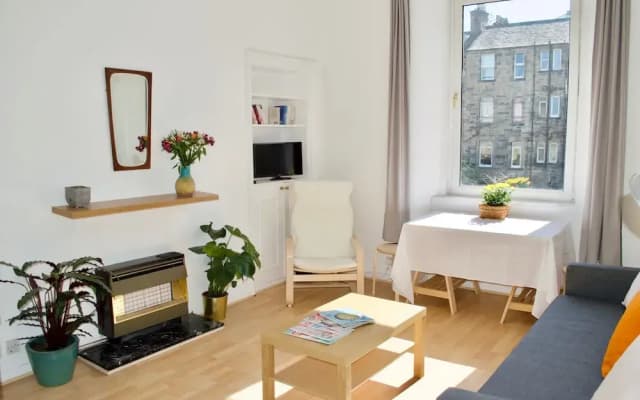 Bright 1 Bedroom Flat Near Leith - photo 2