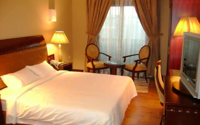 Sharjah Royal Tulip Hotel apartment - photo 4