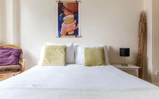 Bright Two BR Period Apartment in Whitechapel - photo 3