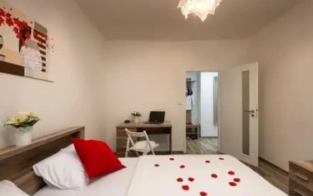 Henry Apartments - photo 3