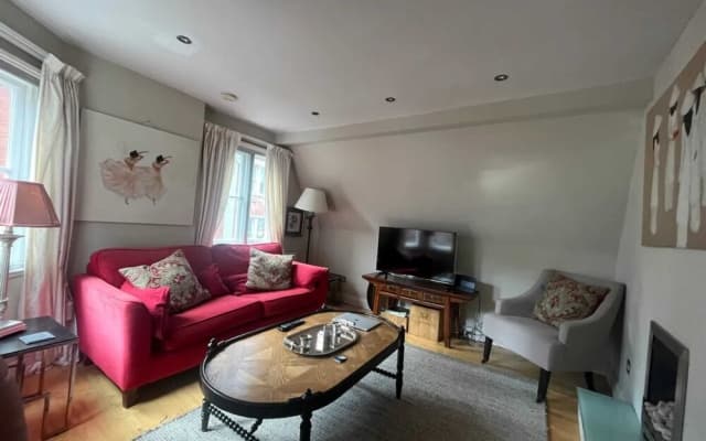 Modern Top Floor 2BD Flat - Kensington - photo 2