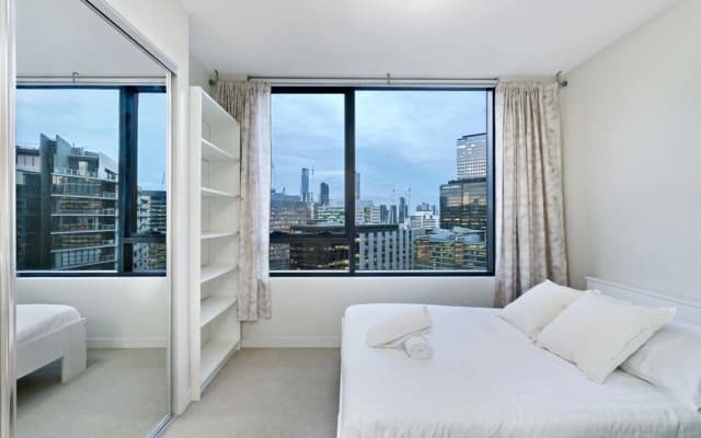 MIRANDA, 1BDR Docklands Apartment - photo 2