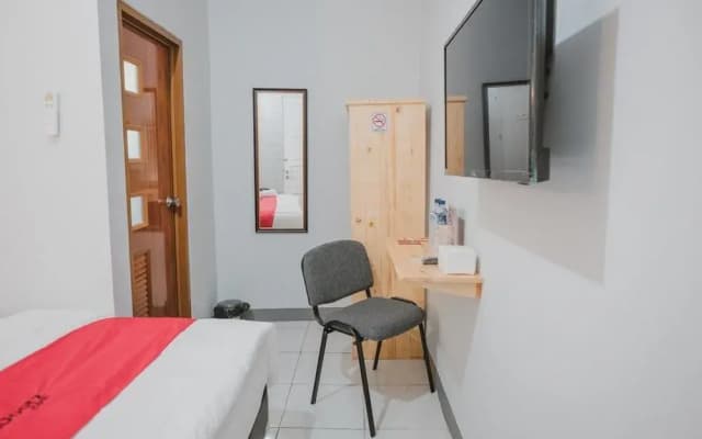 RedDoorz Syariah near Siloam  Hospital Kebon Jeruk - photo 4