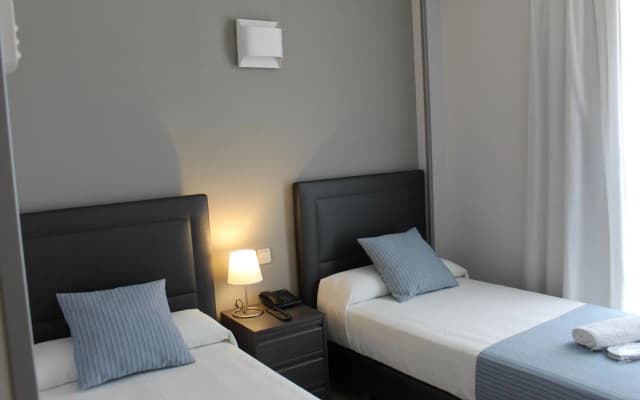 Hotel Barajas Plaza Madrid - photo 4